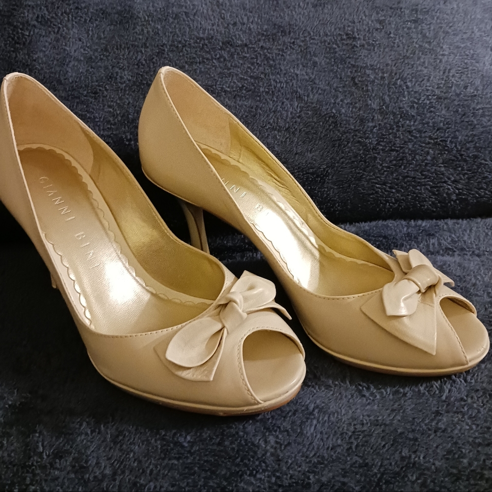 Gianni Bini 2 1/2 in stilettos in antique white